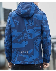 Detail der blauen Camouflage-Jacke mit funktionalen Symbolen und Kapuzendesign