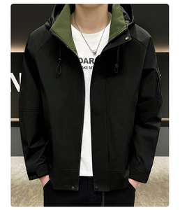 Détails de la veste à capuche noire avec doublure vert armée et poche utilitaire sur la manche