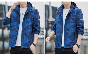 Details des blauen geometrischen Camo-Windbreakers mit Kapuze und Reißverschluss