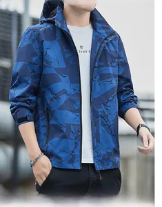 Detail der blauen Camouflage-Jacke mit Kordelzugkapuze und Mesh-Innenfutter