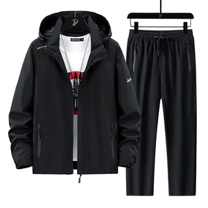 Tuta sportiva nera da uomo con giacca con cappuccio e pantaloni sportivi coordinati