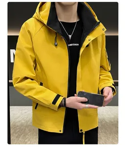 Détail de la veste à capuche jaune coupe-vent avec fermeture éclair et poignets velcro
