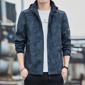 Coupe-vent à capuche bleu foncé pour homme avec texture camouflage et logo sport wear chic