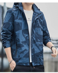 Detail der wasserdichten Outdoor-Jacke mit geometrischem Print und verstellbarer Kapuze