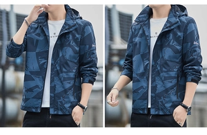 Detail der blauen Camouflage-Jacke mit verstellbarer Kapuze und windfestem Material