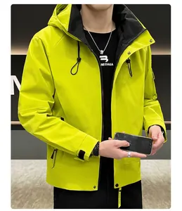 Détail d'une veste à capuche jaune néon avec fermetures noires et poignets réglables