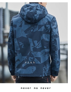 Detailansicht der Herren-Kapuzenjacke mit marineblauem geometrischem Camouflage-Muster