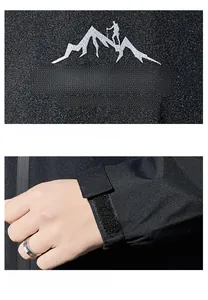 Dettaglio del logo del marchio e del polsino regolabile in velcro sulla giacca nera