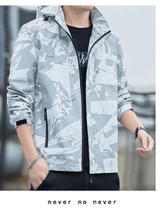 Details einer Sportjacke mit geometrischem Marmordruck und verstellbaren Klettbündchen