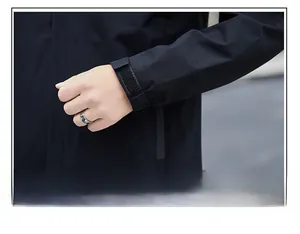 Dettaglio ravvicinato dei polsini regolabili in velcro su giacca outdoor impermeabile