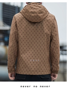 Dettaglio della giacca outdoor kaki con cappuccio, motivo monogramma B e icone sul retro