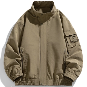 Chaqueta cortavientos caqui de hombre con cuello alto, parche táctico y bajo elástico