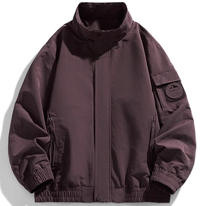 Chaqueta cortavientos para hombre color granate oscuro con cuello alto y puños elásticos