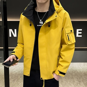 Veste à capuche jaune pour homme avec poche cargo sur la manche et zip noir