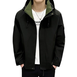 Veste à capuche cargo noire pour hommes avec doublure vert armée et poche manche
