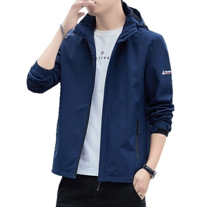Giacca a vento uomo blu navy con cappuccio in tessuto impermeabile e tasche a zip