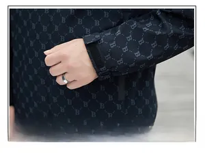 Dettaglio del polsino in velcro regolabile sulla giacca a vento blu navy