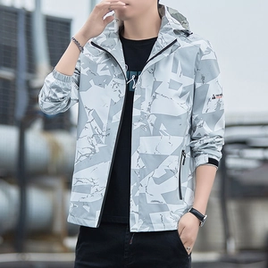 Herren-Windjacke mit Kapuze, geometrischem Camouflage-Muster und verstellbaren Bündchen
