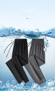Détail du pantalon homme en soie glacée avec taille élastique et poches zippées