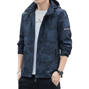 Herren Windjacke mit dunkelblauem Tarnmuster, Kapuze und verstellbaren Ärmelbündchen