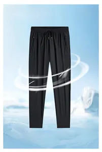 Détail du tissu en soie glacée respirante et taille élastique sur le jogging noir