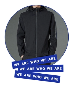 Détail de la veste à capuche noire pour homme avec col haut coupe-vent et cordon ajustable