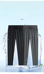 Détail du pantalon en soie glacée pour hommes avec taille élastique et poches zippées