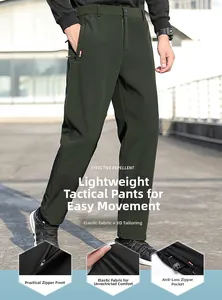 Détail du pantalon outdoor extensible vert foncé pour hommes avec tissu imperméable et zips