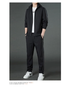 Détail d'un survêtement noir pour homme avec veste à capuche et pantalon à bandes