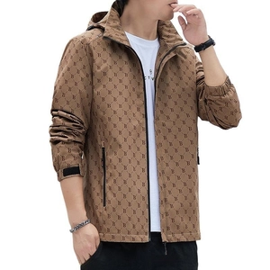 Giacca a vento con cappuccio da uomo kaki con monogramma B e tasche con cerniera