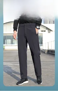 Vue détaillée du pantalon décontracté noir durable avec poches latérales à fermeture éclair