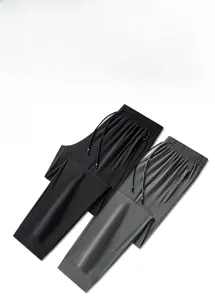 Détail de la taille élastique à cordon et poches zippées sur pantalons de sport légers