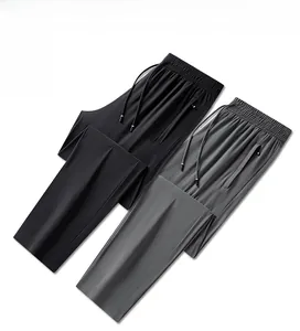 Détail du pantalon en soie glacée pour homme avec taille élastique et poches zippées