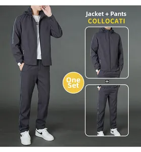 Vue détaillée de l'ensemble de sport décontracté pour homme avec veste et décor latéral