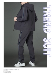 Détail de la veste à capuche grise et du pantalon avec bande latérale pour homme