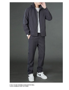Détails de l'ensemble de sport gris avec lettrage FASHION et taille à cordon serrage