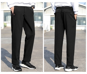 Détail du pantalon de sport extensible noir pour homme avec poches zippées et taille élastique