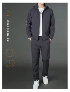 Détail de la veste de sport à capuche anthracite avec bandes latérales et poignets