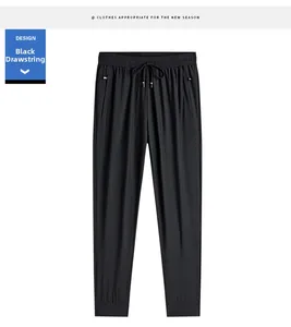 Détail du pantalon de jogging noir en soie glacée avec taille élastique et cordon