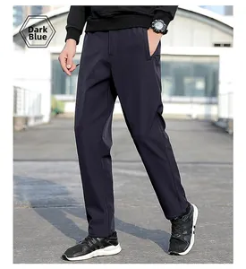 Détail du pantalon de sport élastique bleu marine léger avec une coupe droite élégante