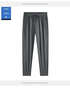 Détail du jogging gris séchage rapide avec taille à cordon et poches zippées de sécurité