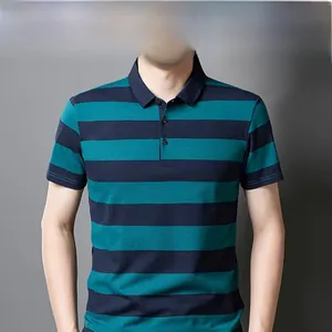 Détail d'un polo ajusté pour homme avec rayures horizontales bleues et col classique