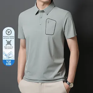 Détail d'un polo pour homme avec poche zippée en tissu de soie glacée respirant gris