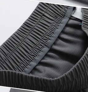 Détail de la taille élastique gris foncé avec finition de passepoil intérieur premium