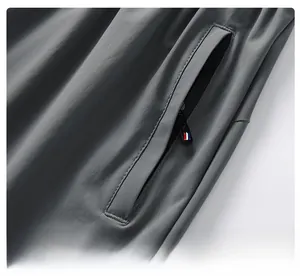 Détail macro d'un pantalon de sport gris foncé pour homme avec poche latérale zippée
