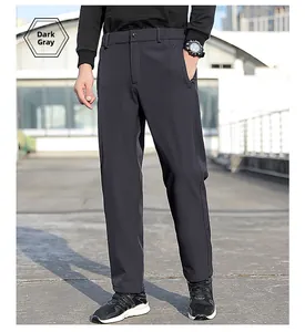 Détail du pantalon de sport gris foncé avec des poches latérales zippées fonctionnelles