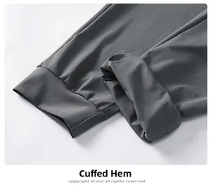 Gros plan sur les poignets élastiques gris foncé d'un pantalon de sport respirant homme