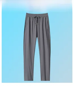 Détail du pantalon gris foncé en soie glacée avec taille élastique à cordon de serrage