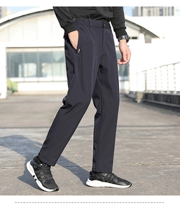 Vue latérale du pantalon de sport léger et extensible pour homme avec coupe fuselée