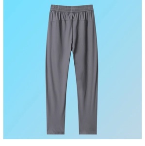 Détail du pantalon gris foncé en soie glacée avec taille élastique et couture arrière plane